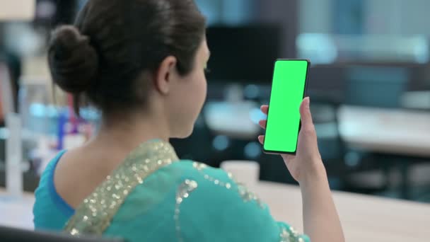 Inderin benutzt Smartphone mit Chroma-Schlüsselbildschirm — Stockvideo