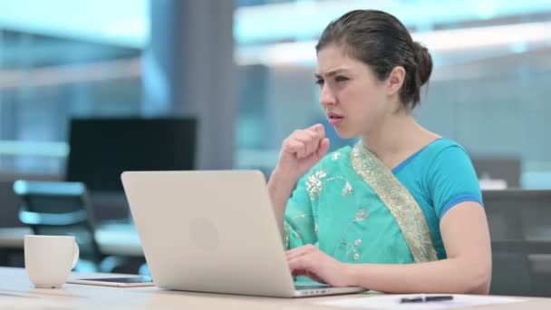 Donna indiana tosse durante l'utilizzo del computer portatile al lavoro — Video Stock