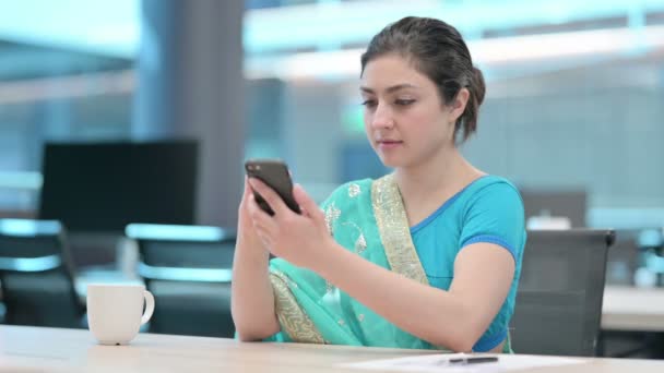 Mujer india joven usando Smartphone en el trabajo — Vídeo de stock