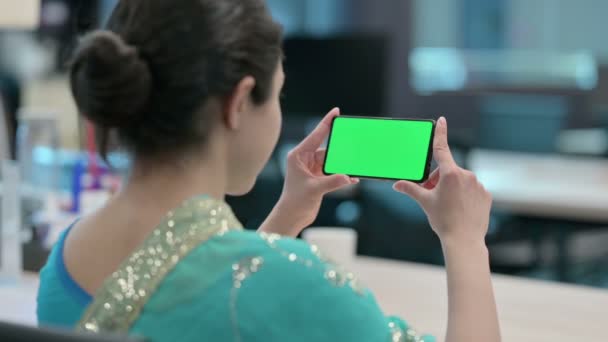 Indická žena při pohledu na Smartphone s Chroma Key Screen 