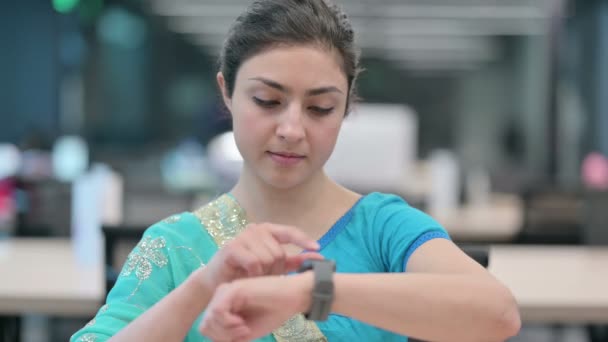 Молодая индианка с помощью Smart Watch — стоковое видео