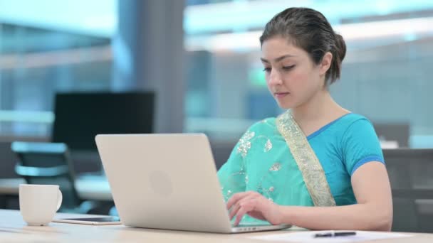 Mujer india con sensación de ordenador portátil sorprendido — Vídeos de Stock