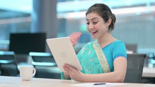 Vídeo Call on Tablet by Young Indian Woman at Work — Vídeo de Stock