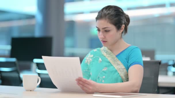 Jovem indiana mulher leitura papéis no trabalho — Vídeo de Stock