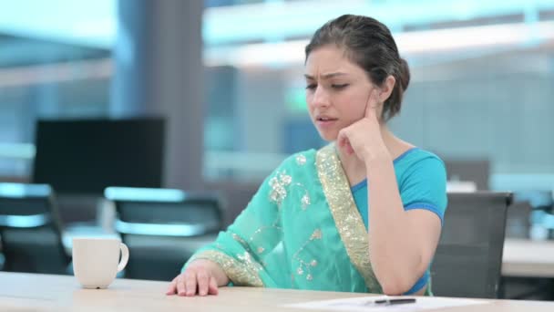 Ινδή γυναίκα αισθάνεται ανήσυχος, ενώ κάθεται στη δουλειά — Αρχείο Βίντεο