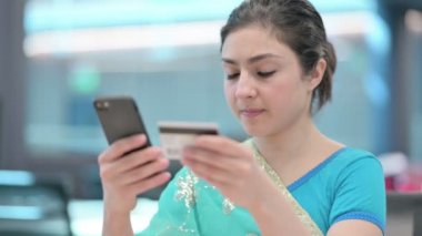 Hintli Kadın 'ın Smartphone' da Çevrimiçi Ödeme Yaparken Kapanışı 