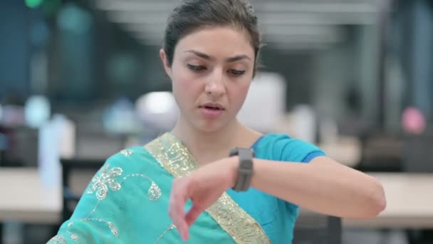 Молодая индийская женщина проверяет часы, ожидая — стоковое видео