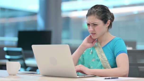 Mujer india que tiene dolor de cuello mientras usa el ordenador portátil — Vídeos de Stock