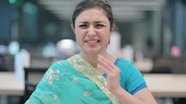 Młoda Hinduska kobieta ma ból zęba, jama — Wideo stockowe