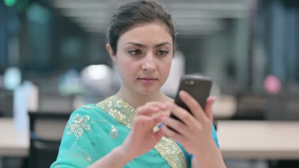 Joven mujer india pérdida en Smartphone — Vídeos de Stock