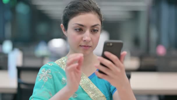 Mujer india joven usando Smartphone — Vídeos de Stock