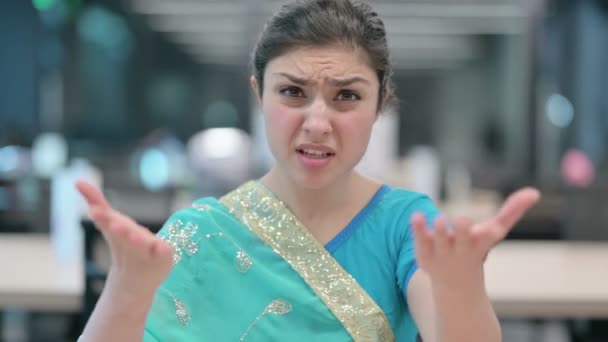 Młoda Hinduska kobieta uczucie smutku — Wideo stockowe