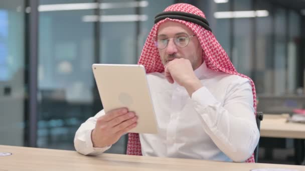 Medelålders arabisk man använder Tablet in Office — Stockvideo