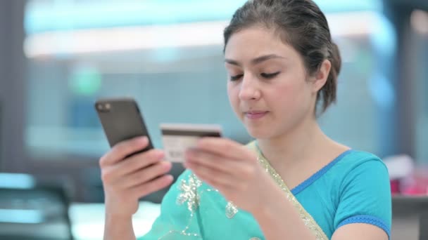 Завершення індійської жінки, яка платить онлайн на смартфоні — стокове відео
