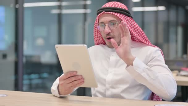 Homem árabe de meia-idade fazendo chamada de vídeo no Tablet no escritório — Vídeo de Stock