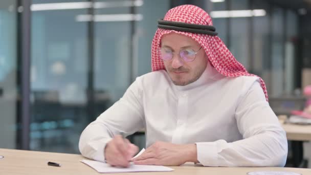 Uomo arabo di mezza età che cerca di scrivere su carta, fallimento — Video Stock