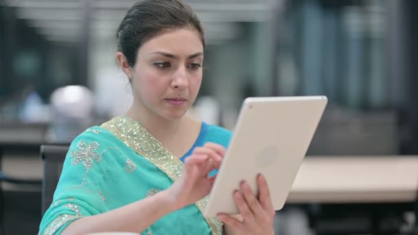 Indiase vrouw reageert op verlies op tablet — Stockvideo