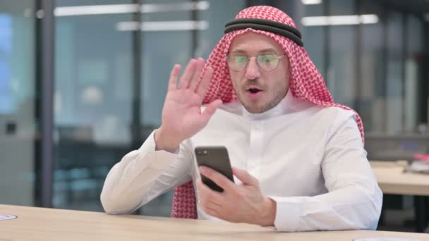 Moyen Age Arabe faire appel vidéo sur Smartphone au bureau — Video