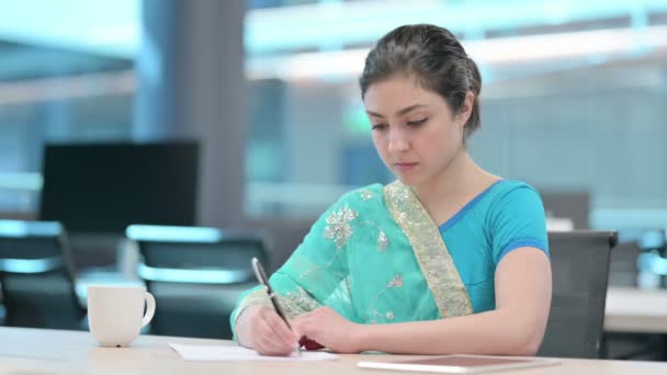 Молода індійська жінка пише на роботі — стокове відео