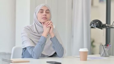 Genç Arap Kadın Ofiste Otururken Düşünüyor