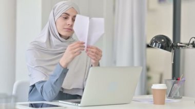 Laptop Uçan Kağıt Uçaklı Genç Arap Kadın 