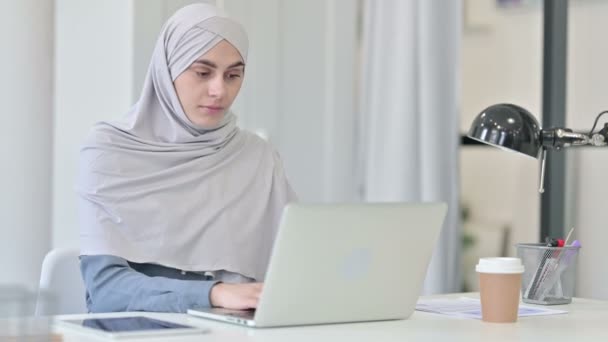 Junge Araberin kommt zurück und öffnet Laptop — Stockvideo