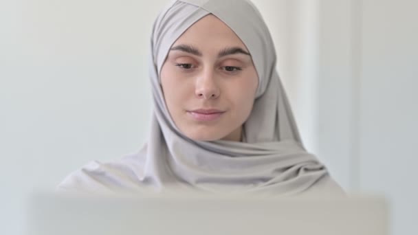 Mujer árabe con portátil celebrando el éxito — Vídeos de Stock