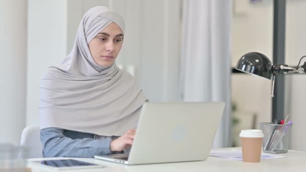 Junge Araberin schließt Laptop und geht weg — Stockvideo