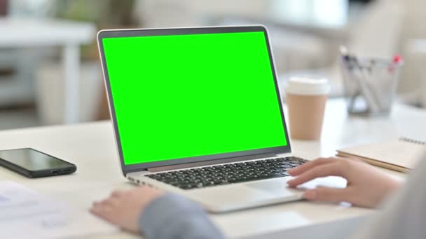 Arabische vrouw werkt op laptop met Chroma Key Screen — Stockvideo