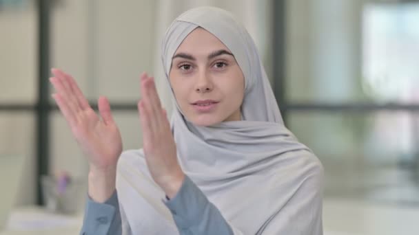 Jeune femme arabe applaudissements, applaudissements — Video