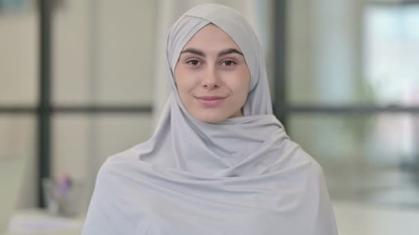 Mladá arabská žena ukazuje vítězství znamení — Stock video