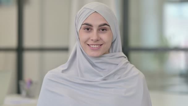 Νεαρή αραβική γυναίκα δείχνει Αντίχειρες μέχρι Εγγραφείτε — Αρχείο Βίντεο