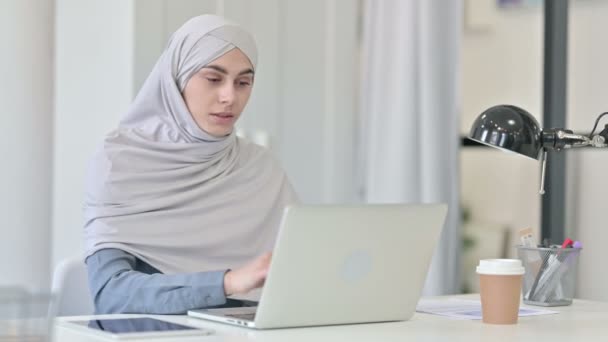 Junge Araberin mit Laptop hat Nackenschmerzen — Stockvideo