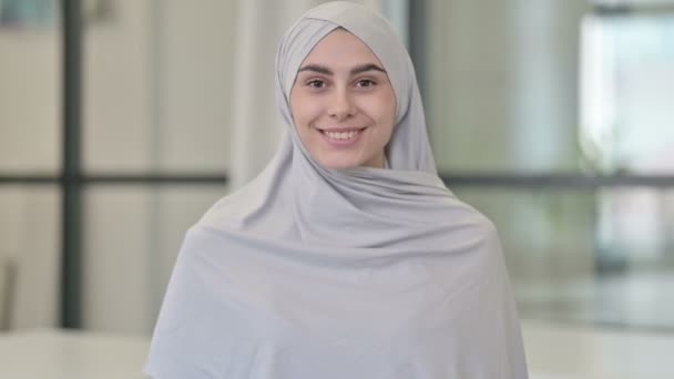 Jonge Arabische vrouw aanwezig Gift — Stockvideo