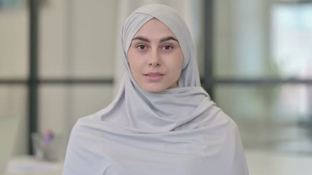 Jonge Arabische vrouw schudt hoofd als ja teken — Stockvideo