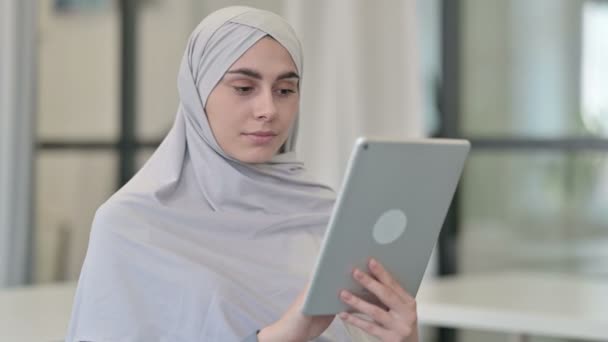 阿拉伯青年妇女使用数码记事板 — 图库视频影像