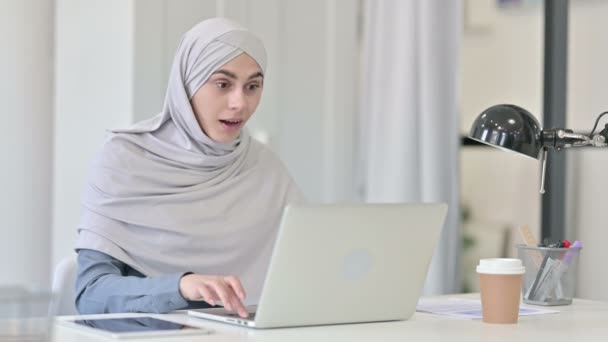 Succesvolle jonge Arabische vrouw viert feest op laptop in kantoor — Stockvideo