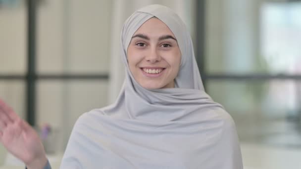 Jeune femme arabe saluant, saluant — Video