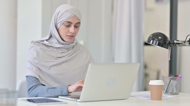 Jeune femme arabe avec ordinateur portable tousse — Video