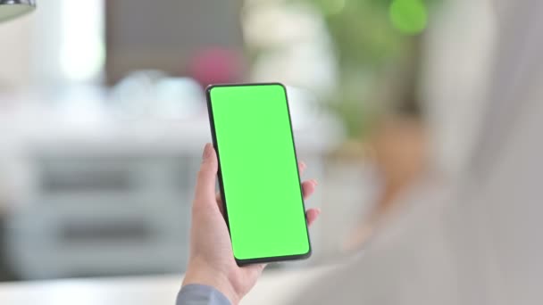 Arabische vrouw met behulp van smartphone met Chroma Key Screen — Stockvideo