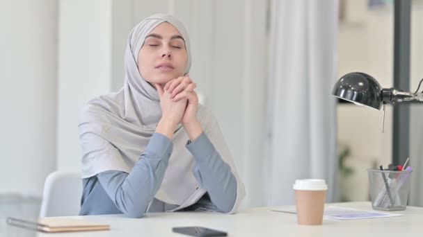 Mujer árabe joven pensando mientras está sentada en el cargo — Vídeo de stock
