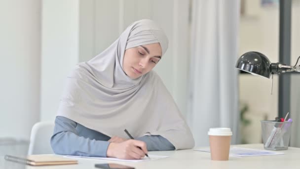 多愁善感的阿拉伯青年妇女在纸上写作 — 图库视频影像