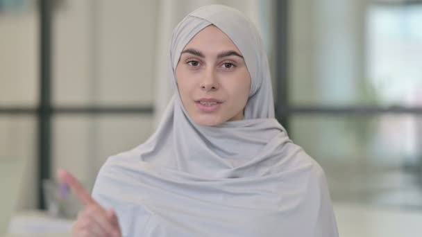 Mladá arabská žena ukazuje žádné znamení třese hlavou — Stock video