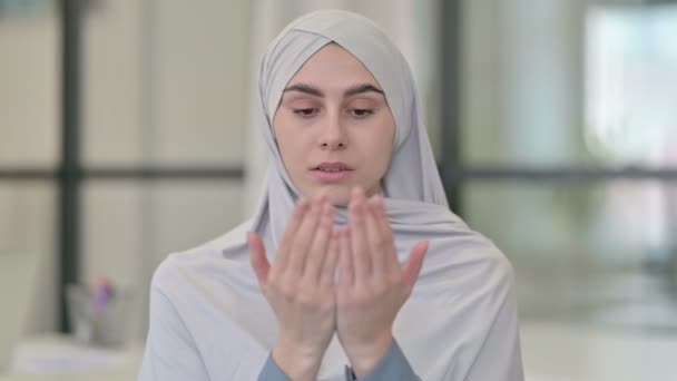 Jeune femme arabe priant avec les yeux fermés — Video