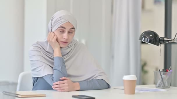 Junge Araberin macht im Büro Mittagsschlaf — Stockvideo