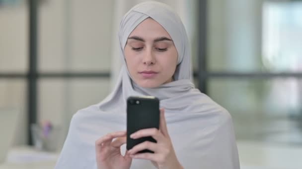 Νεαρή αραβική γυναίκα χρησιμοποιώντας Smartphone — Αρχείο Βίντεο