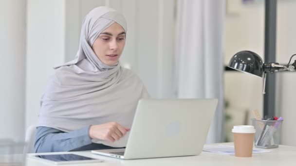 Jeune femme arabe avec ordinateur portable ayant mal au dos — Video