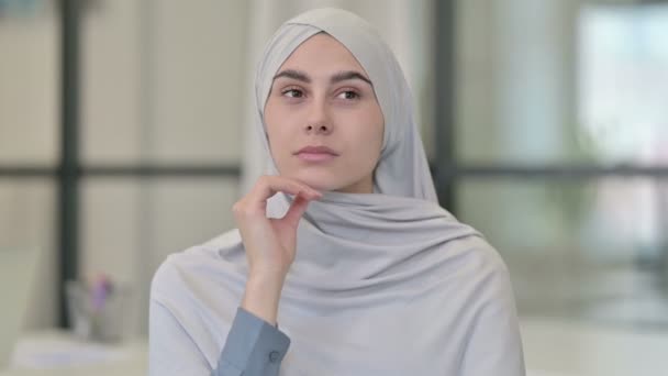 Pensif jeune arabe femme pensée — Video