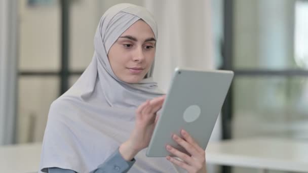 Junge Araberin feiert Erfolg auf dem Tablet — Stockvideo