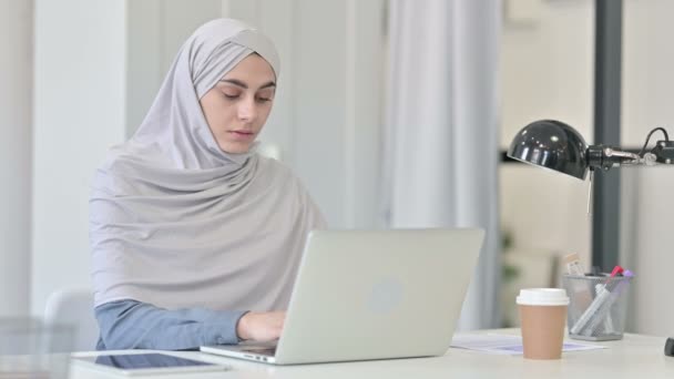 Jovem mulher árabe trabalhando no laptop no escritório — Vídeo de Stock